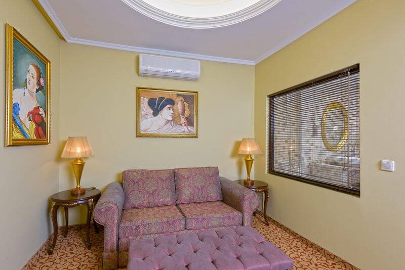 ANTIQUE ROMAN PALACE(ADULT ONLY+16)