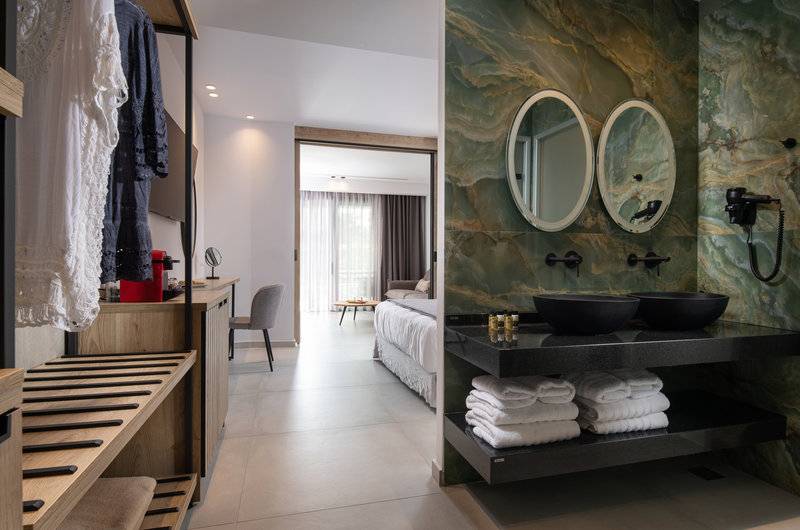 Lagomandra Beach Hotel