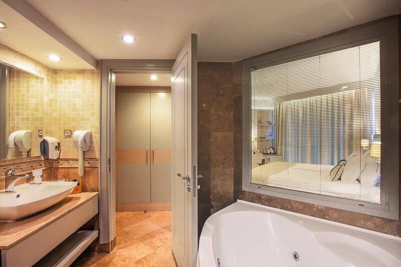 Charisma De Luxe Hotel