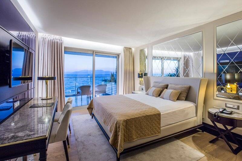 Charisma De Luxe Hotel