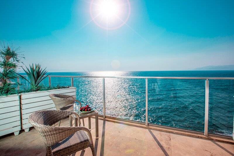 Charisma De Luxe Hotel