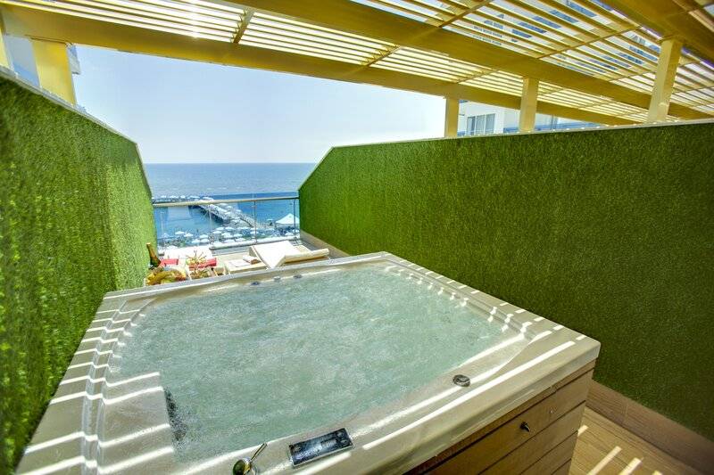 Azura Deluxe Resort & Spa Hotel