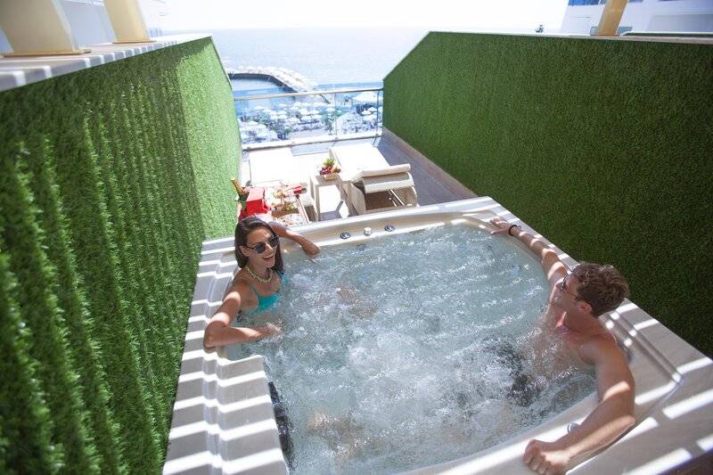 Azura Deluxe Resort & Spa Hotel