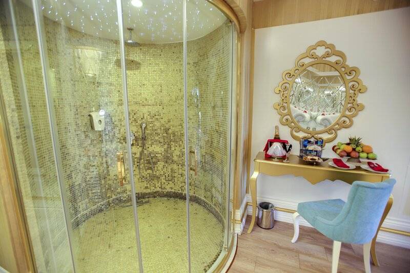 Azura Deluxe Resort & Spa Hotel