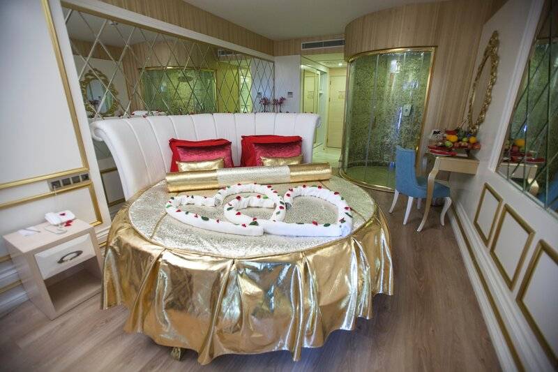 Azura Deluxe Resort & Spa Hotel