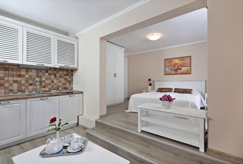 White Rock Castle Suite Hotel