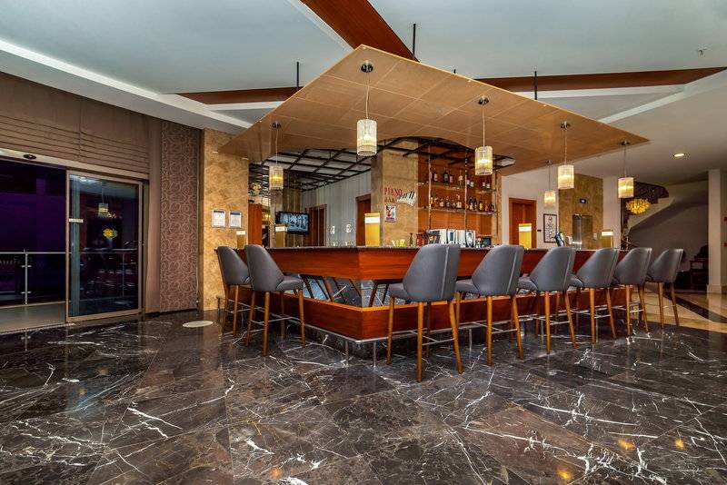 Commodore Elite Suites & Spa