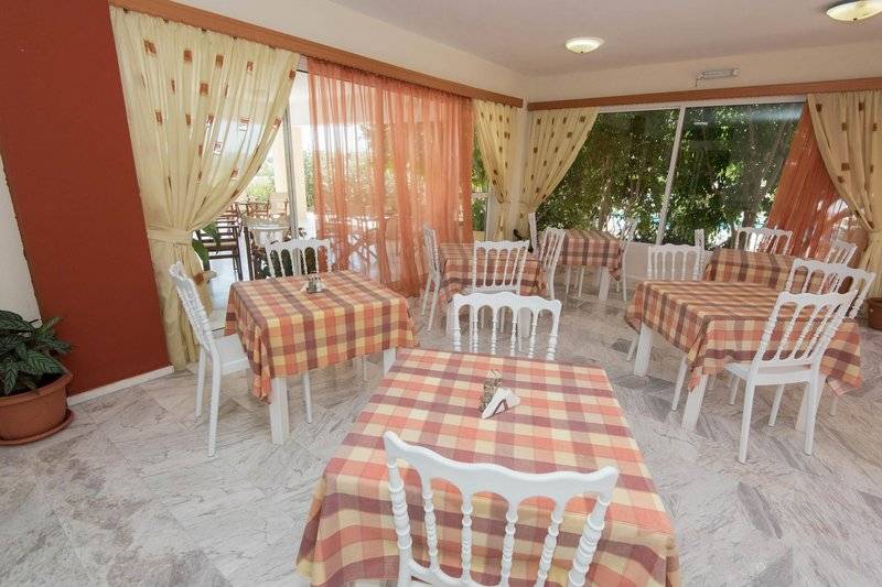 Leonidas Hotel & Studios