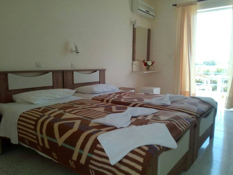 Leonidas Hotel & Studios