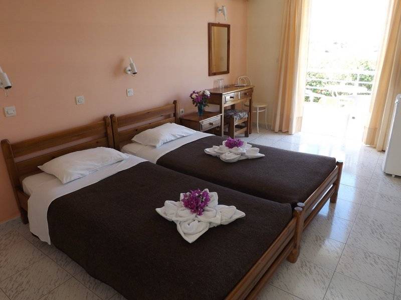 Leonidas Hotel & Studios