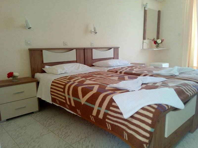 Leonidas Hotel & Studios