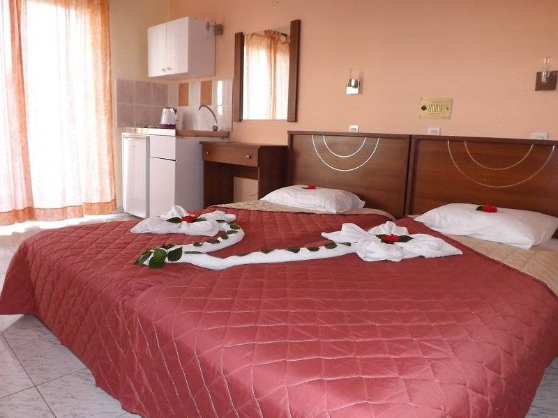 Leonidas Hotel & Studios