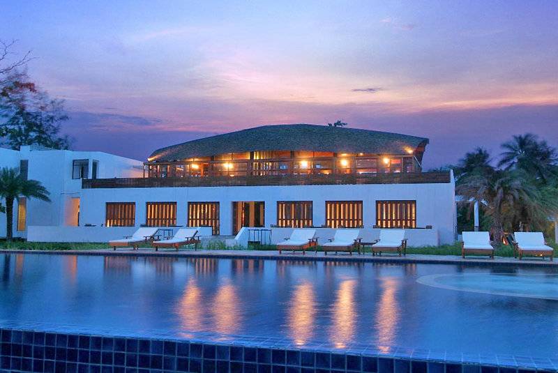 Twin Lotus Resort & Spa