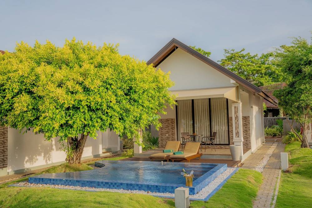 Uppuveli Beach by DSK