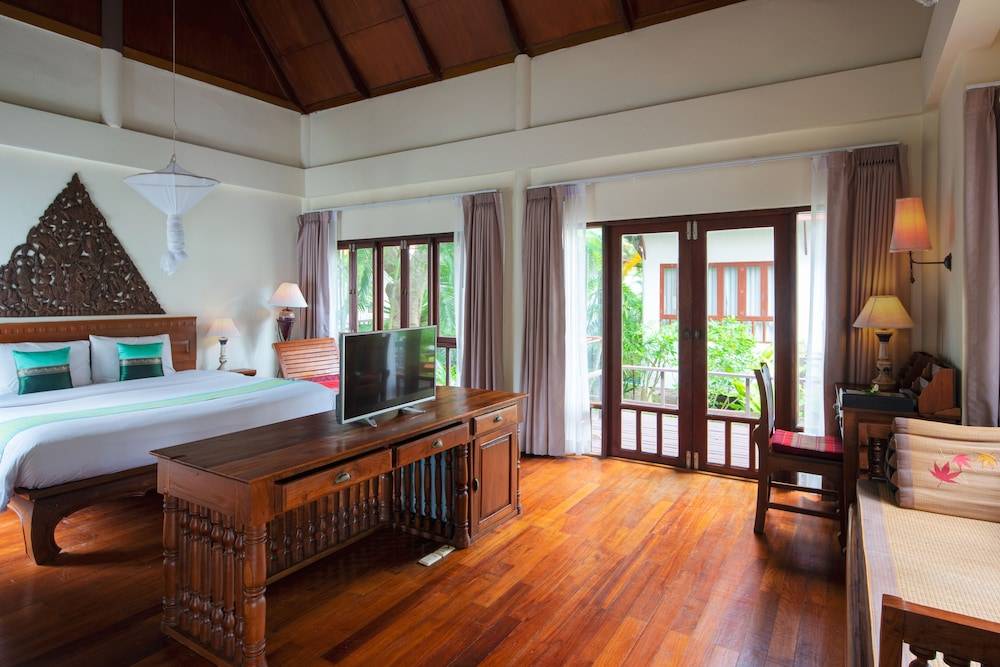 Royal Lanta Resort & Spa