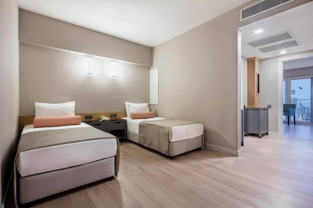 8_w3836h2556x4y4-d3bc9b22_z