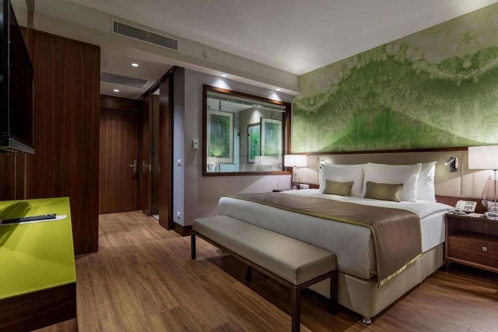 13_w3836h2556x4y4-e628f89a_z