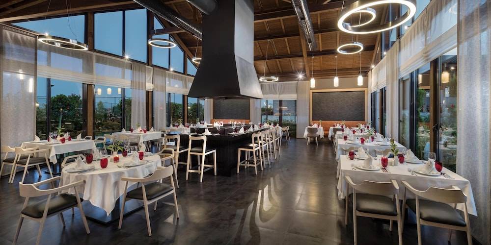 73_w3836h1917x4y3-b53c1c2c_z