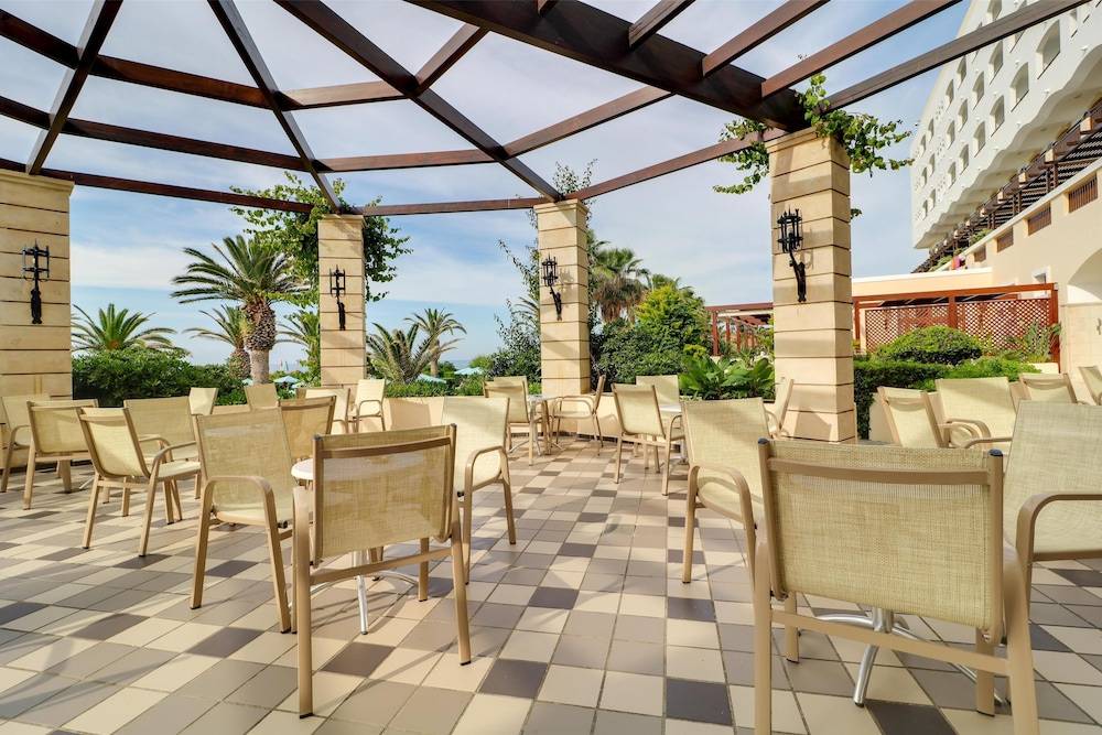 14_w3837h2560x3y0-98050735_z