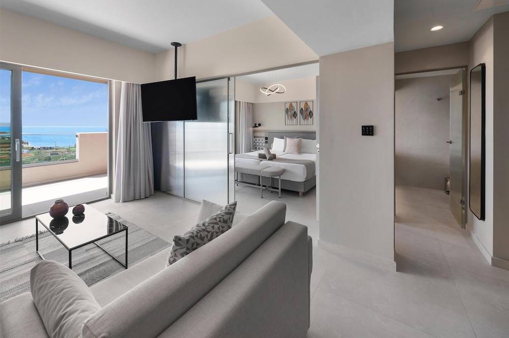 48_w3840h2555x0y4-0692a5dd_z