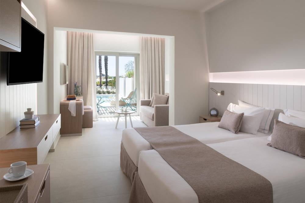 54_w3840h2556x0y3-85f8c003_z