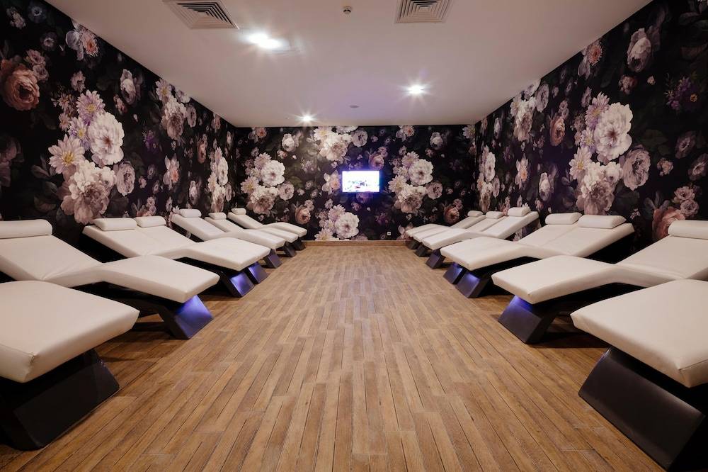 44_w3837h2557x3y3-b2f872ff_z