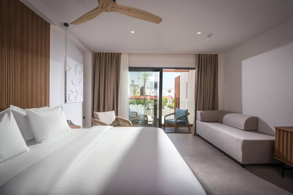 13_w3836h2559x4y3-e16f8338_z