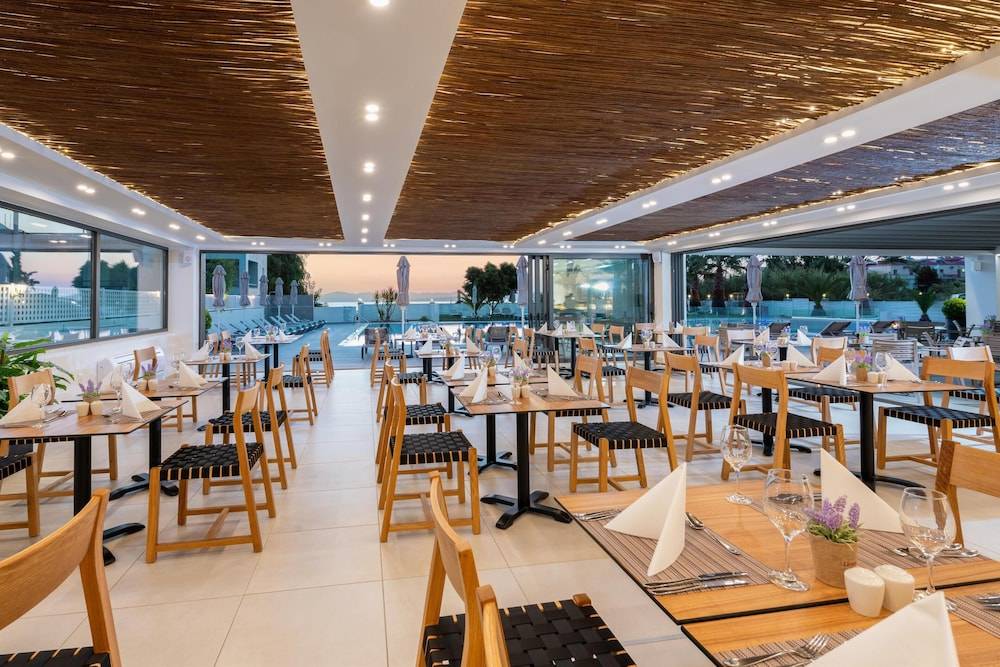 14_w3837h2559x3y3-455d2ebd_z