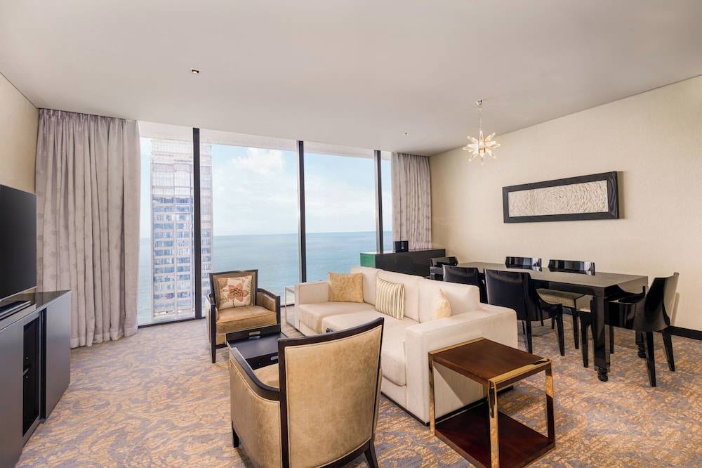 34_w9018h6005x0y0-12c64b78_z