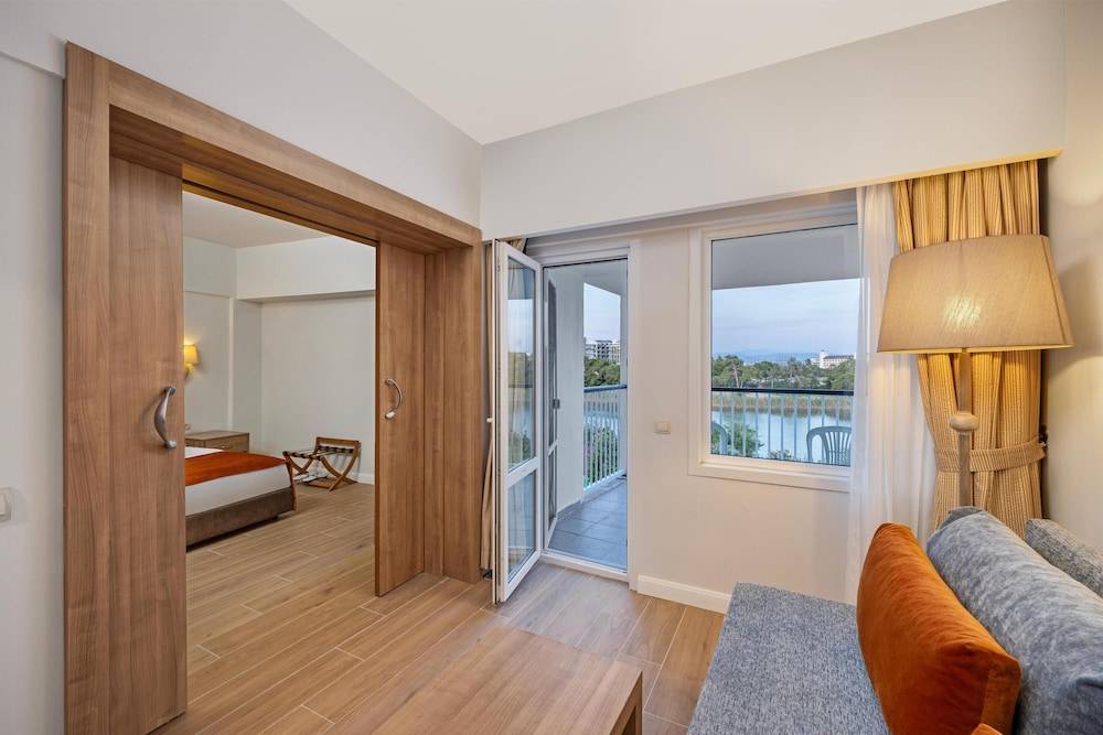 35_w5752h3840x5y0-925b3a93_z