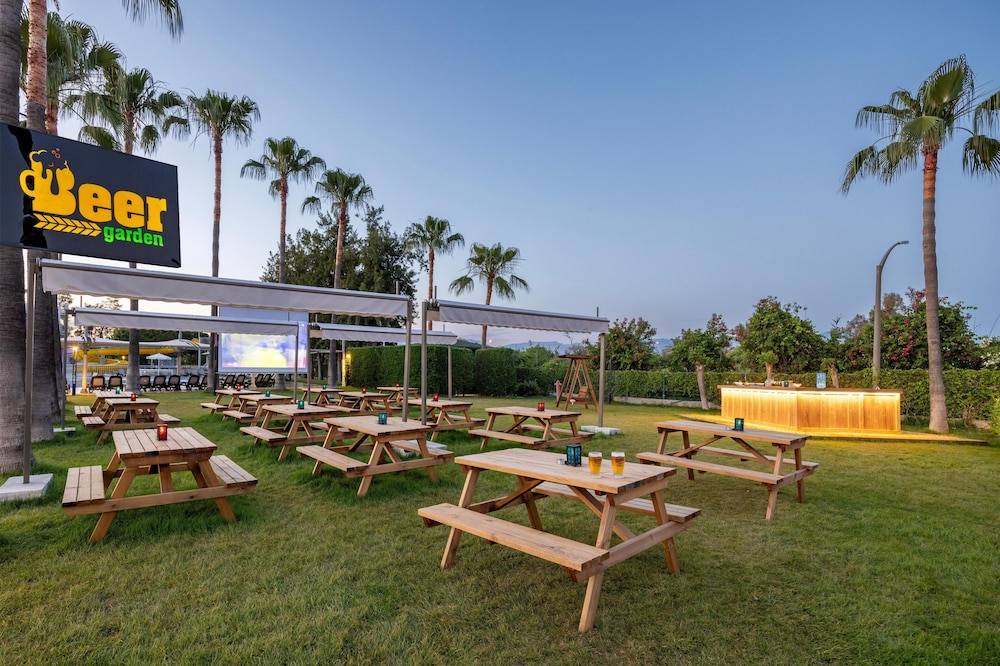 37_w5757h3835x0y5-b645b788_z