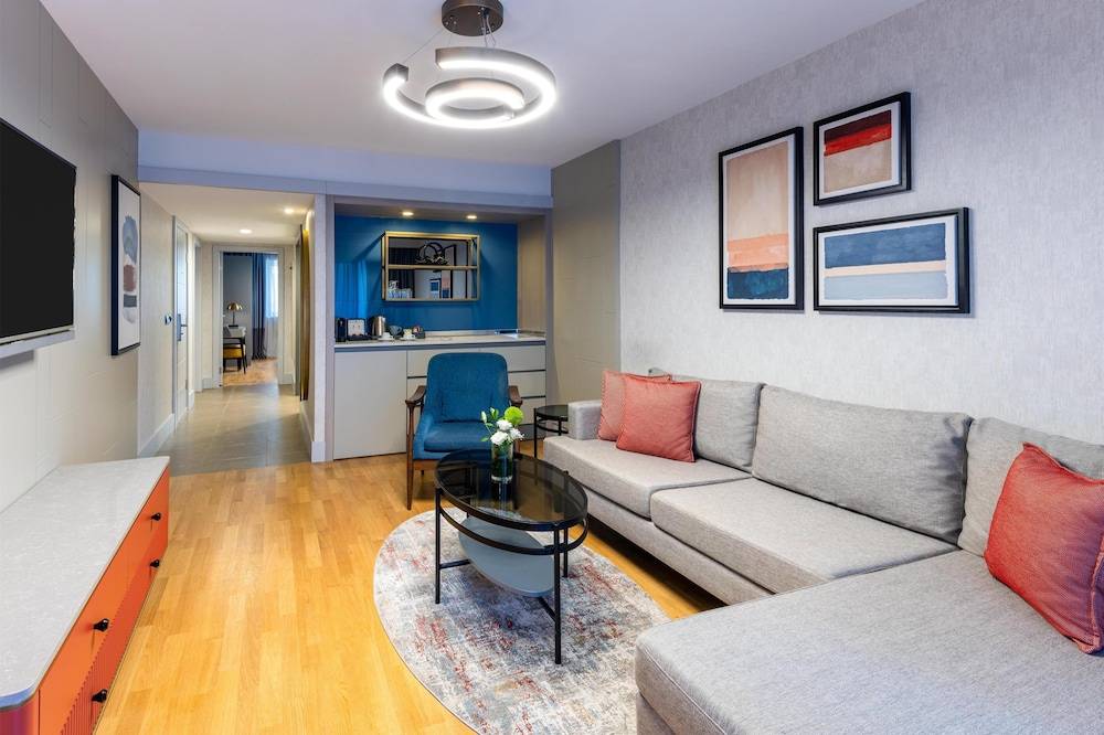 46_w5757h3835x0y5-7a937be7_z