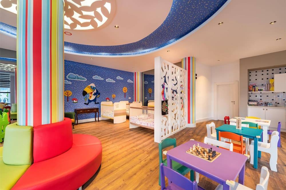 16_w3840h2557x0y3-903e1671_z