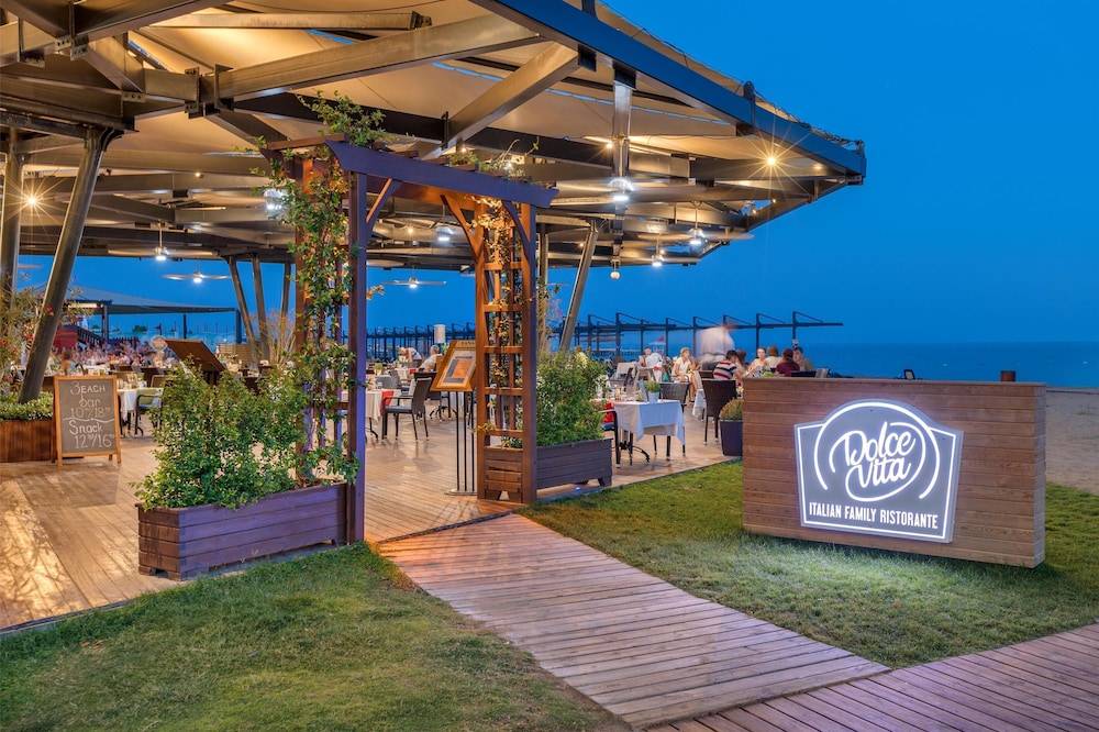 38_w3840h2557x0y3-c3c3b896_z