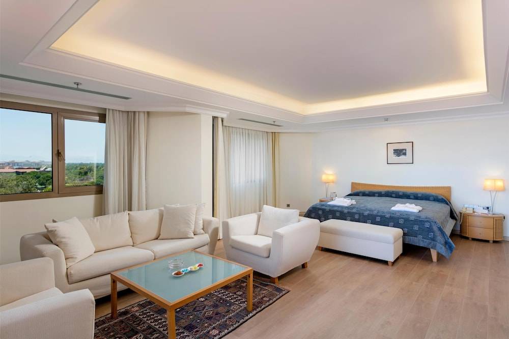 54_w3840h2556x0y4-c9d683c3_z