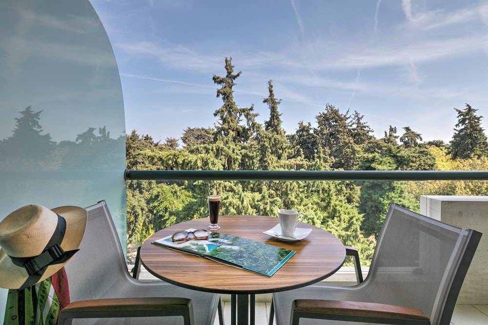 45_w4938h3287x0y0-c0c44601_z