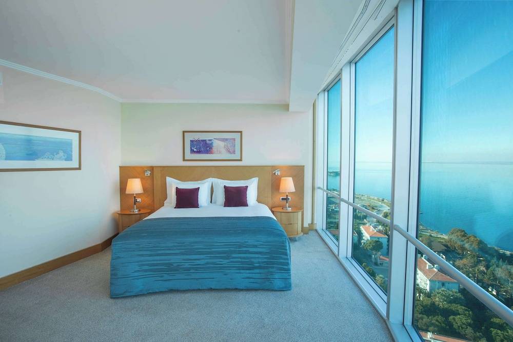 34_w3834h2559x0y0-5bc7aa25_z