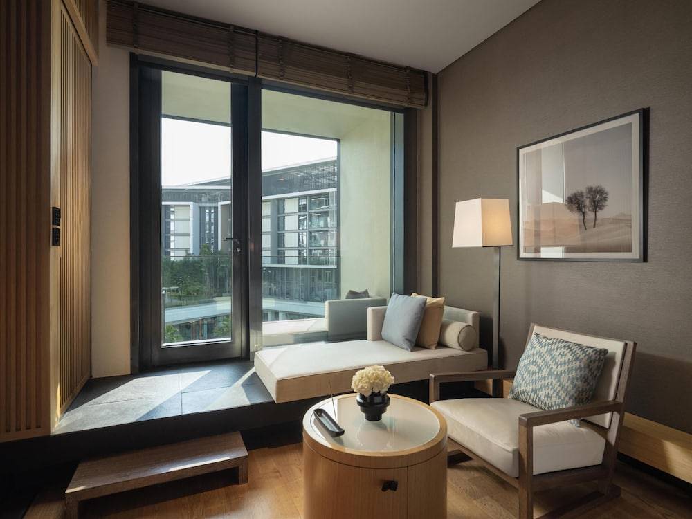 33_w3836h2877x4y3-9d4e8c7a_z