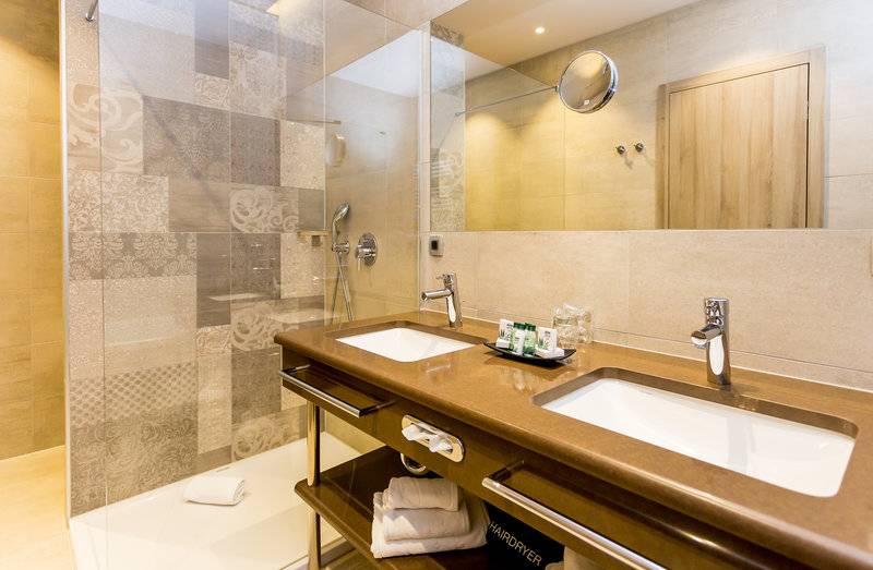 10_7789208_w_ 10_7789208_w_