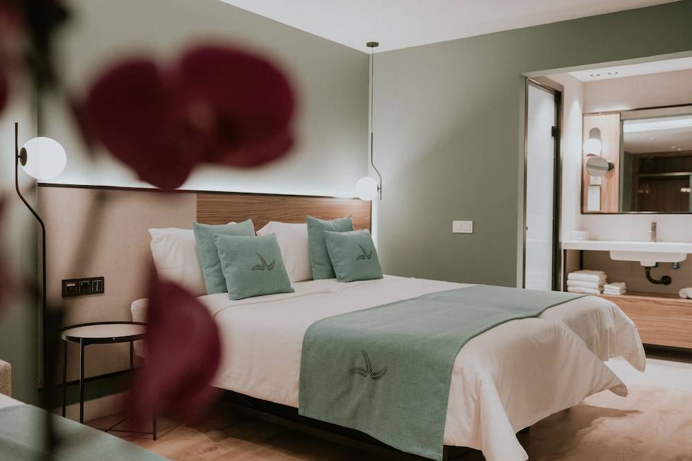 12_c056699f_z