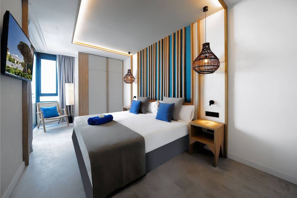 14_w3069h2049x3y0-c89a32e0_z