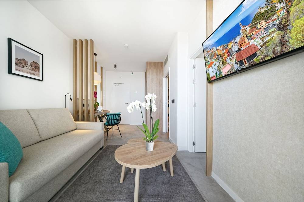 28_w3072h2046x0y3-ec8978a0_z