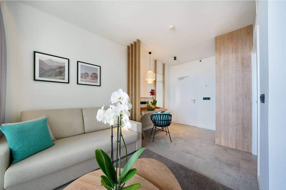 34_w3072h2046x0y3-8966e5df_z