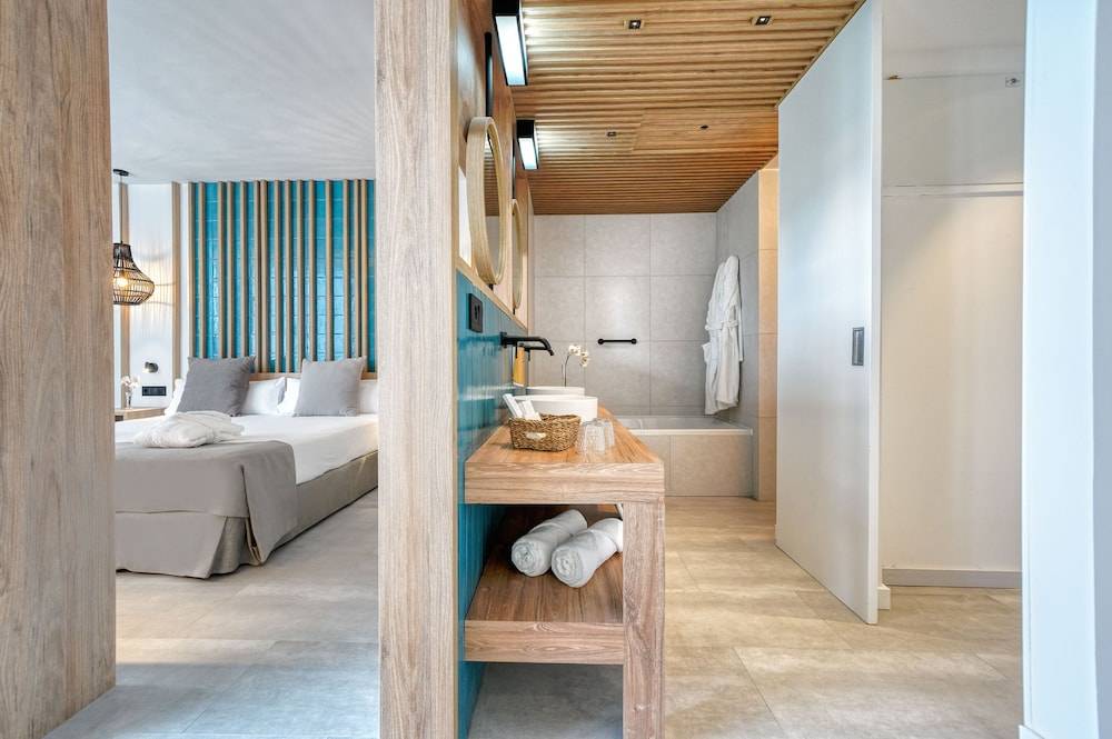 38_w3072h2043x0y3-60139b89_z