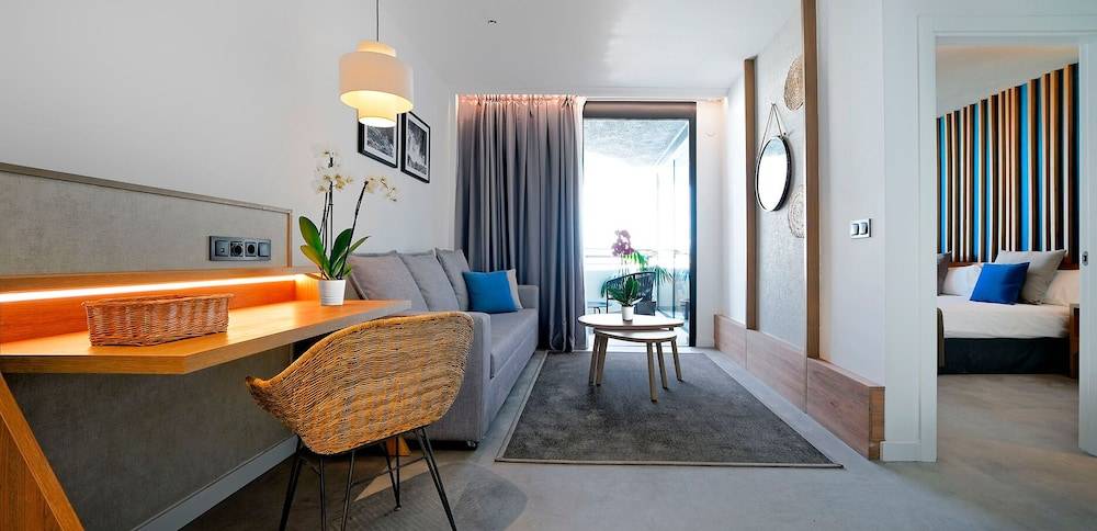 41_84cc3739_edited_d8fa_z