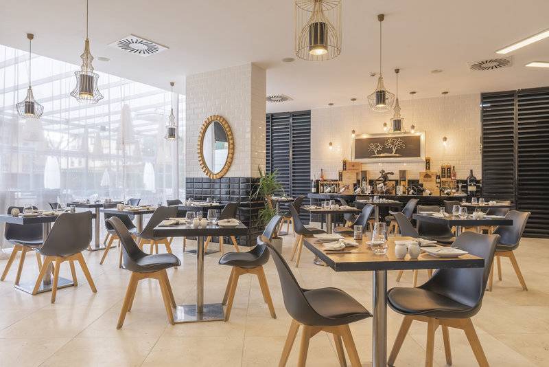 12_17911882_r 12_17911882_r