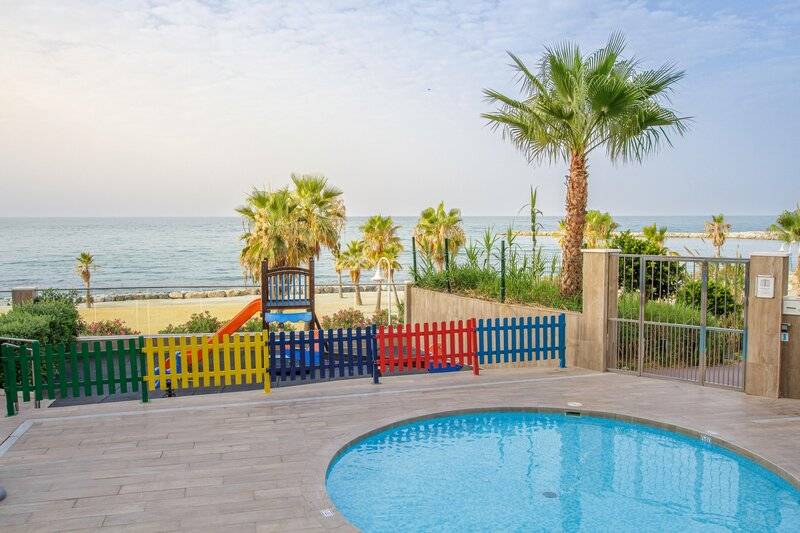 10_17649056_p 10_17649056_p