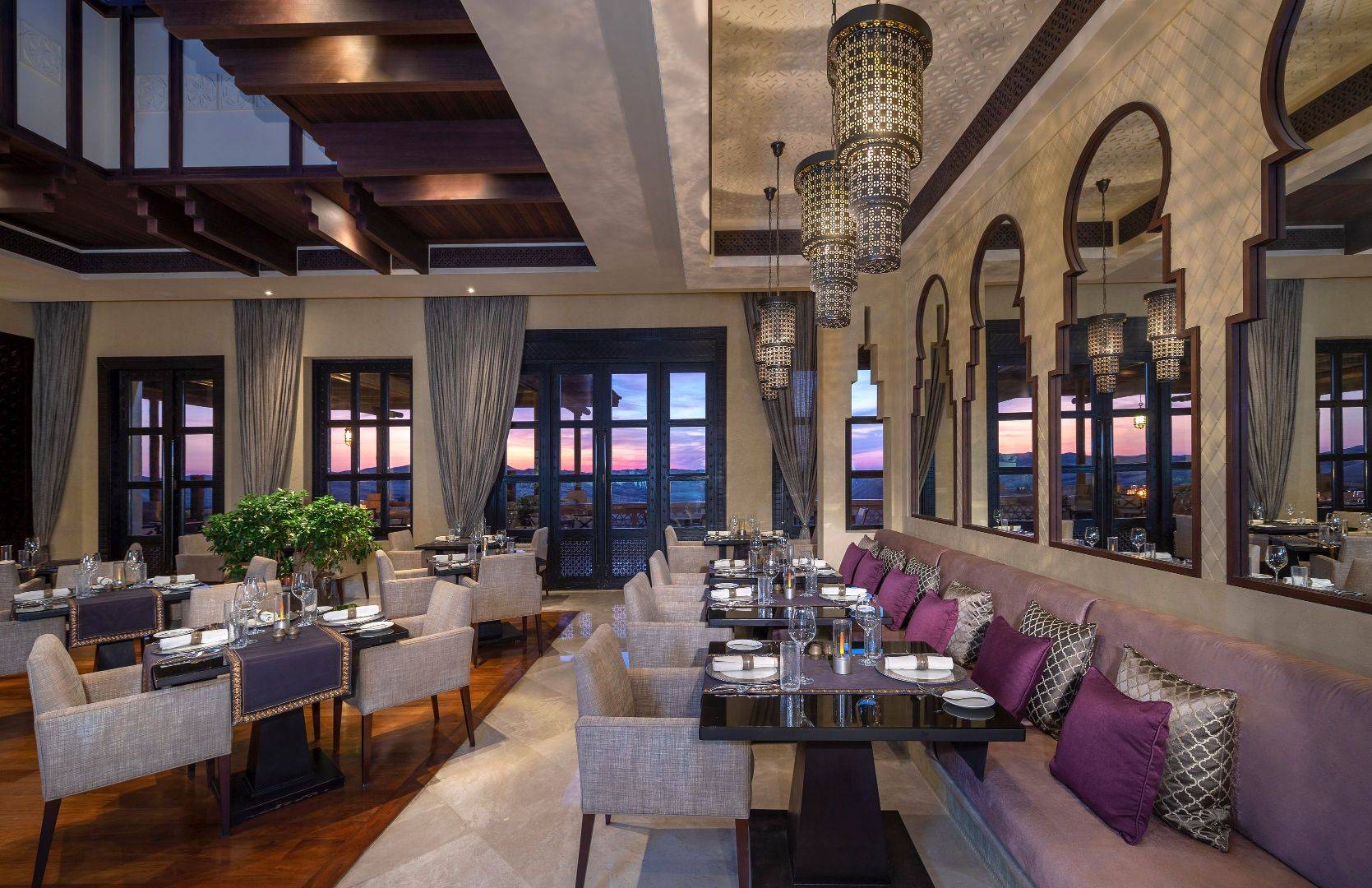 18_Qasr_Al_Sarab_Desert_Resort_by_Anantara_Restaurants_Suhail_Indoor_Dining_Room