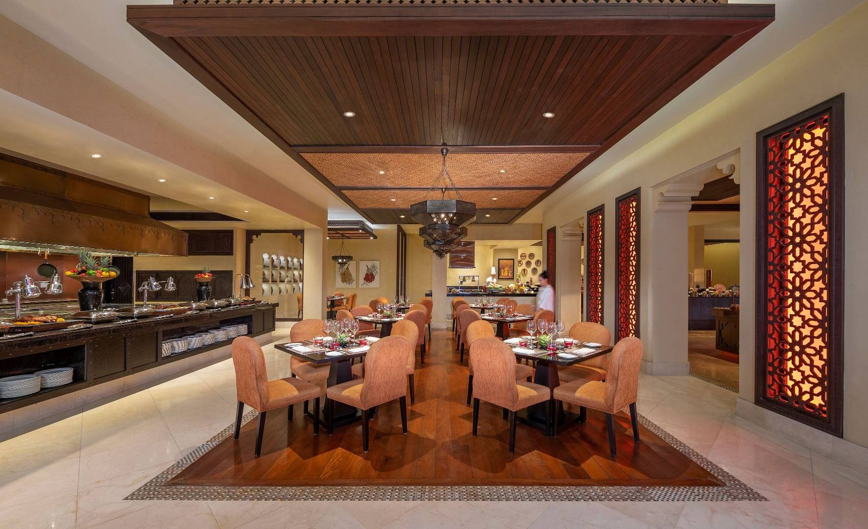 9_Qasr_Al_Sarab_Desert_Resort_by_Anantara_Restaurant_Al_Waha_interior_Hot_Counter