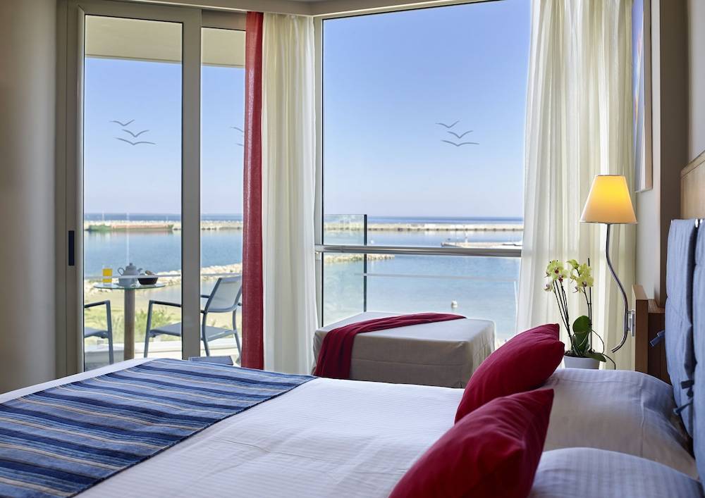 3_ccc0799a_z